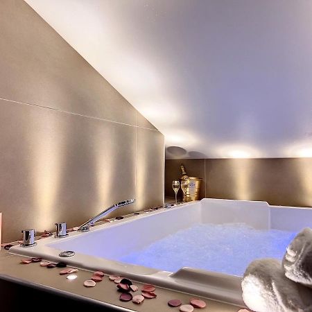 Cocon Blanc Calin Avec Jacuzzi Privatif - Loveroom Insolite Saint-Etienne  Ngoại thất bức ảnh