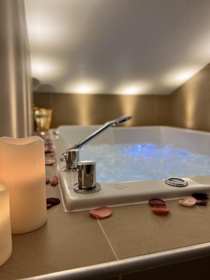 Cocon Blanc Calin Avec Jacuzzi Privatif - Loveroom Insolite Saint-Etienne  Ngoại thất bức ảnh