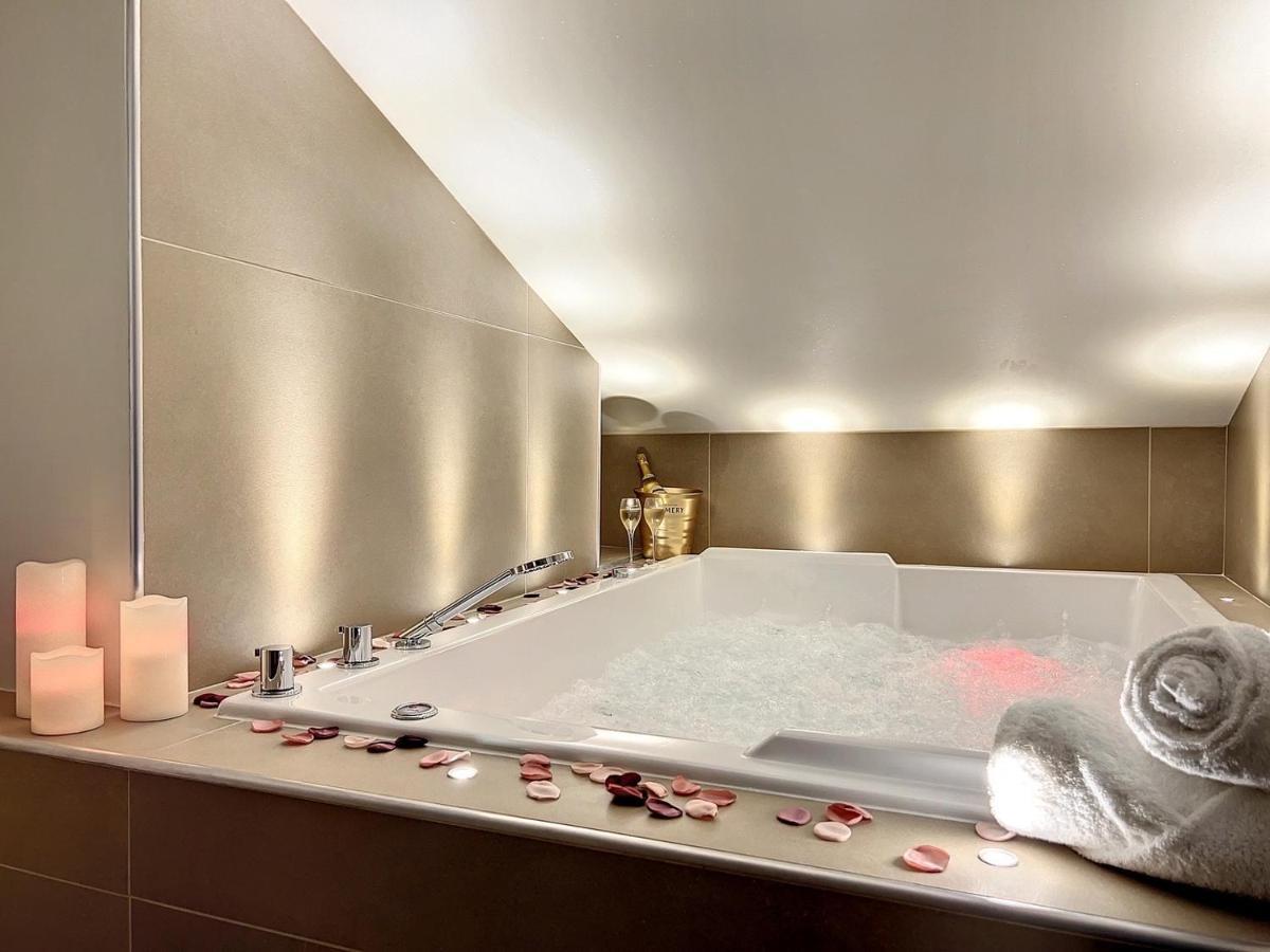 Cocon Blanc Calin - Jacuzzi Privatif - Love Room A Saint Etienne Ngoại thất bức ảnh