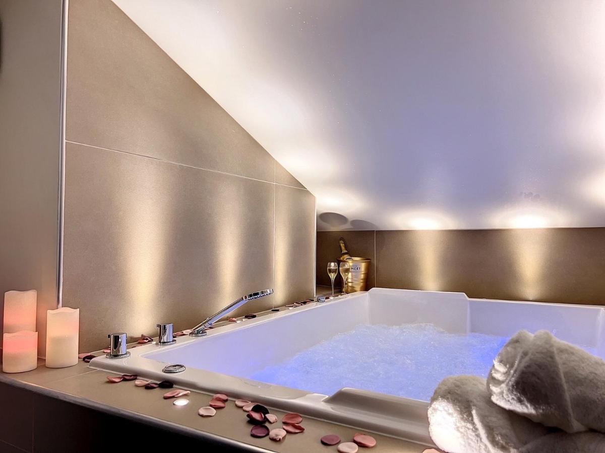 Cocon Blanc Calin - Jacuzzi Privatif - Love Room A Saint Etienne Ngoại thất bức ảnh